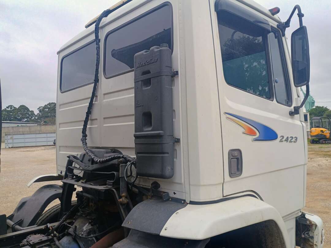 Caminhão MERCEDES BENZ MB 2423 Caçamba Basculante ANO 2005 de 1.000CAR Curitiba no Paraná