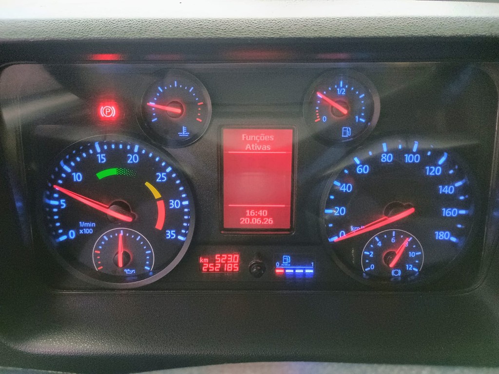 Caminhão VOLKSWAGEN VW 10160 Baú Refrigerado ANO 2016 de 1.000CAR Curitiba no Paraná