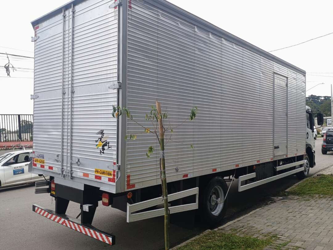 Caminhão VOLKSWAGEN VW 13190 Baú Furgão ANO 2014 de 1.000CAR Curitiba no Paraná