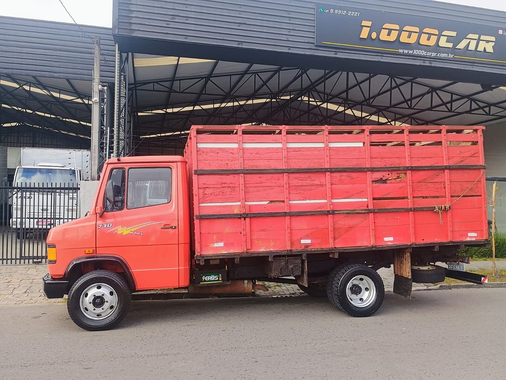 Caminhão MERCEDES BENZ MB 710 Boiadeiro ANO 2000 de 1.000CAR Curitiba no Paraná