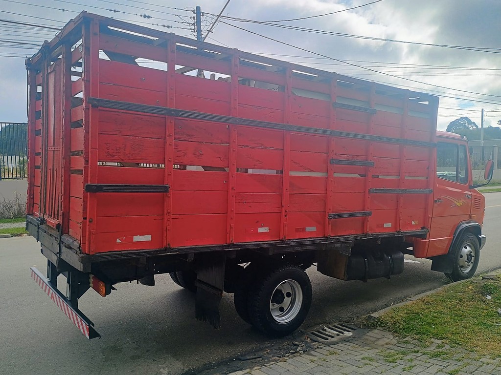 Caminhão MERCEDES BENZ MB 710 Boiadeiro ANO 2000 de 1.000CAR Curitiba no Paraná
