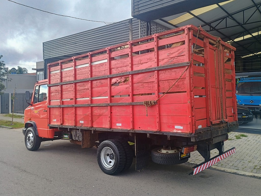 Caminhão MERCEDES BENZ MB 710 Boiadeiro ANO 2000 de 1.000CAR Curitiba no Paraná