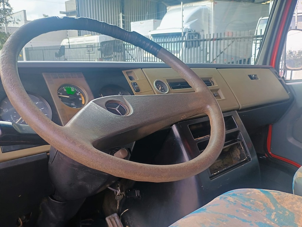 Caminhão MERCEDES BENZ MB 710 Boiadeiro ANO 2000 de 1.000CAR Curitiba no Paraná