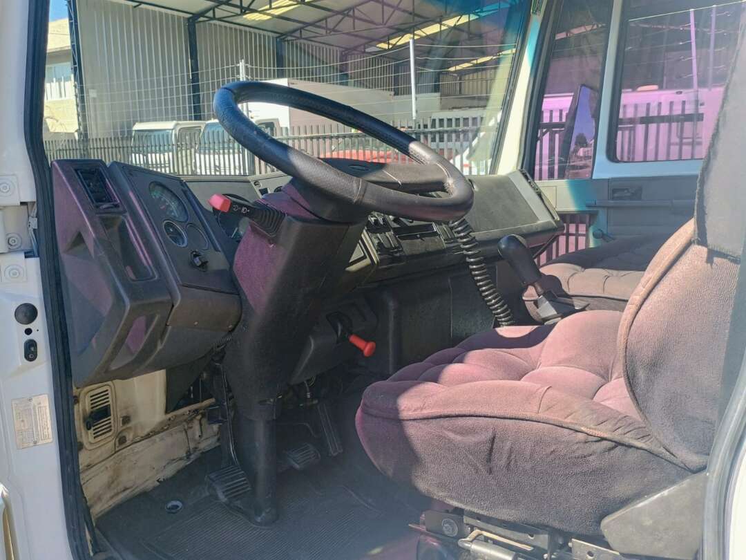 Caminhão FORD CARGO 815 Baú Furgão ANO 2002 de 1.000CAR Curitiba no Paraná