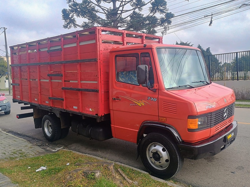 Caminhão MERCEDES BENZ MB 710 Boiadeiro ANO 2000 de 1.000CAR Curitiba no Paraná