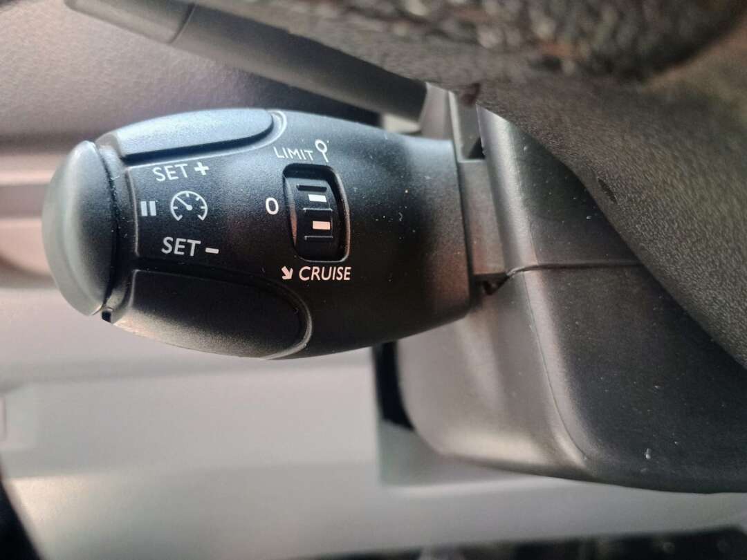 Caminhão ·UTILITÁRIO CITROEN JUMPY FURGÃO 1.6 Baú Furgão ANO 2022 de 1.000CAR Curitiba no Paraná