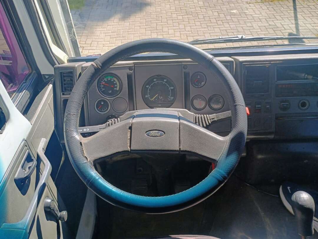 Caminhão FORD CARGO 815 Baú Furgão ANO 2002 de 1.000CAR Curitiba no Paraná