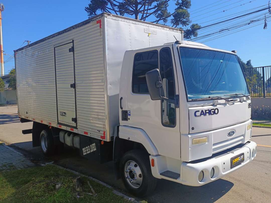 Caminhão FORD CARGO 815 Baú Furgão ANO 2002 de 1.000CAR Curitiba no Paraná