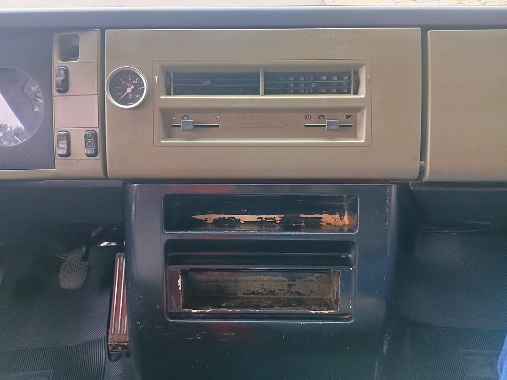 Caminhão MERCEDES BENZ MB 710 Boiadeiro ANO 2000 de 1.000CAR Curitiba no Paraná