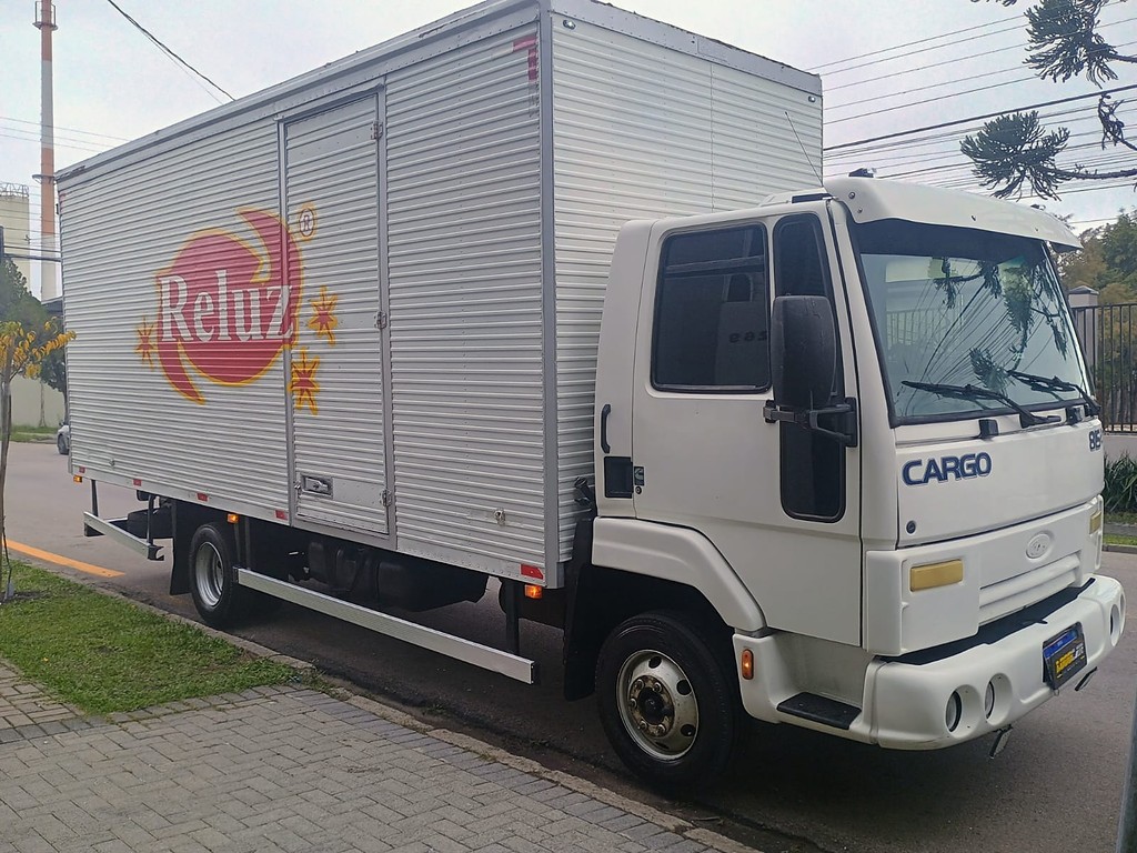 Caminhão FORD CARGO 815 Baú Furgão ANO 2009 de 1.000CAR Curitiba no Paraná