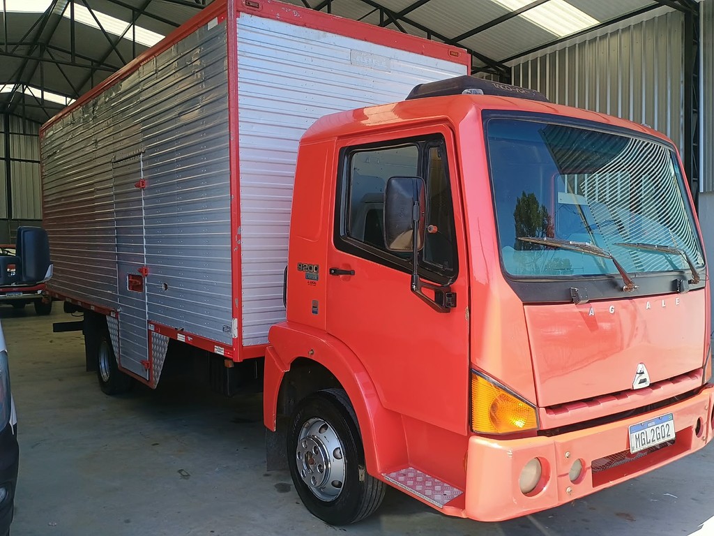 Caminhão AGRALE 9200 Baú Furgão ANO 2006 de 1.000CAR Curitiba no Paraná