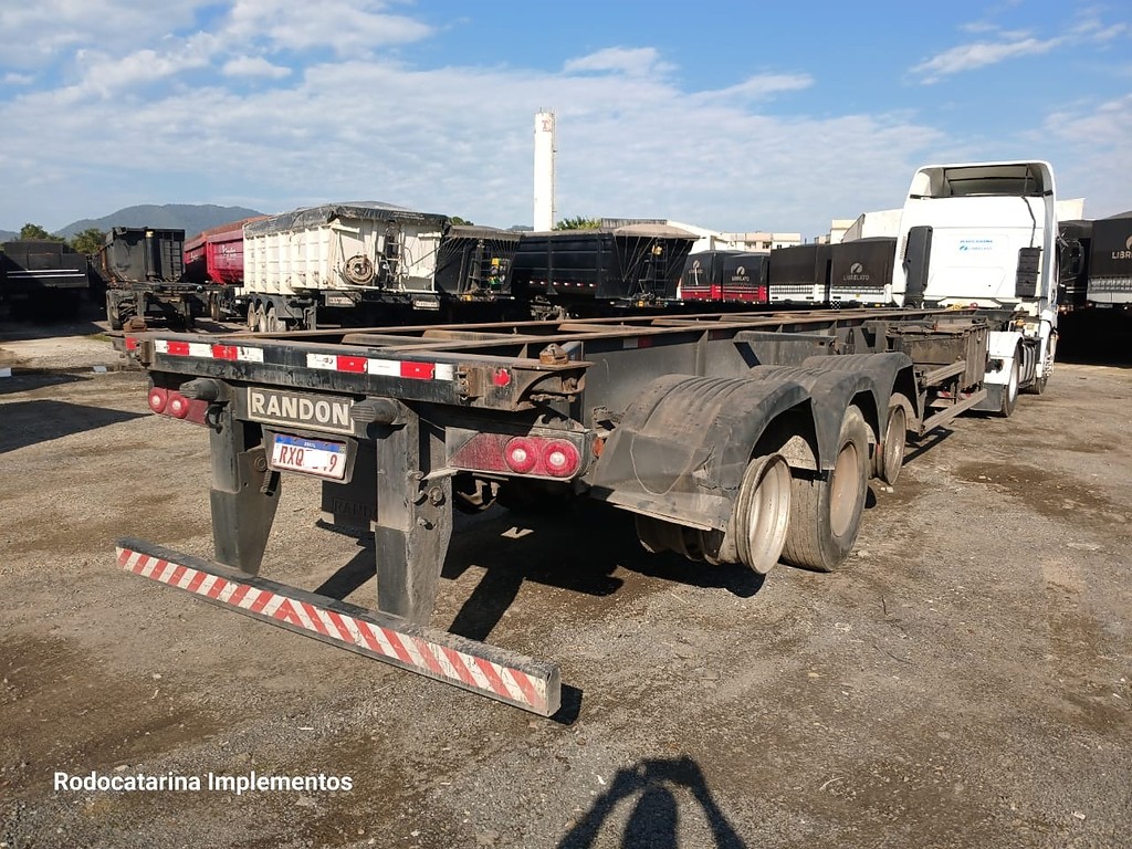 Carreta SEMI-REBOQUE PORTA-CONTAINER Randon ANO 2023 3 Eixos de Rodocatarina Implementos LTDA na Santa Catarina