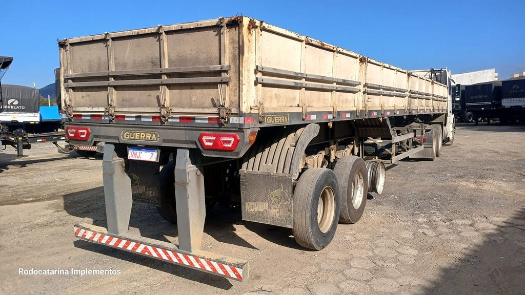 Carreta SEMI-REBOQUE GRANELEIRO Guerra ANO 2016 3 Eixos de Rodocatarina Implementos LTDA na Santa Catarina