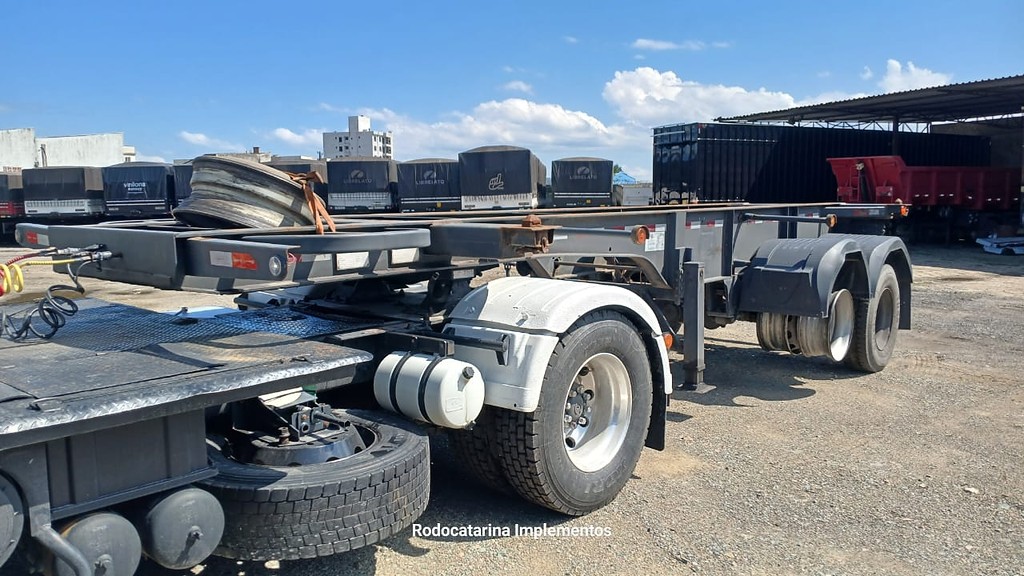 Carreta SEMI-REBOQUE PORTA-CONTAINER Guerra ANO 2012 2 Eixos de Rodocatarina Implementos LTDA na Santa Catarina