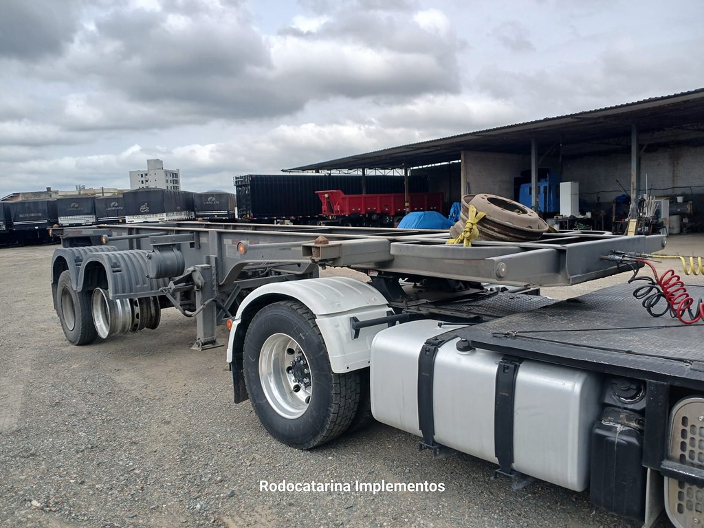 Carreta SEMI-REBOQUE PORTA-CONTAINER Guerra ANO 2012 2 Eixos de Rodocatarina Implementos LTDA na Santa Catarina