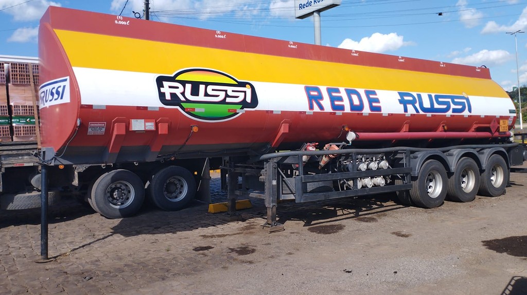 Carreta SEMI-REBOQUE TANQUE ACO Outra ANO 2013 3 Eixos de Rodocatarina Implementos LTDA na Santa Catarina