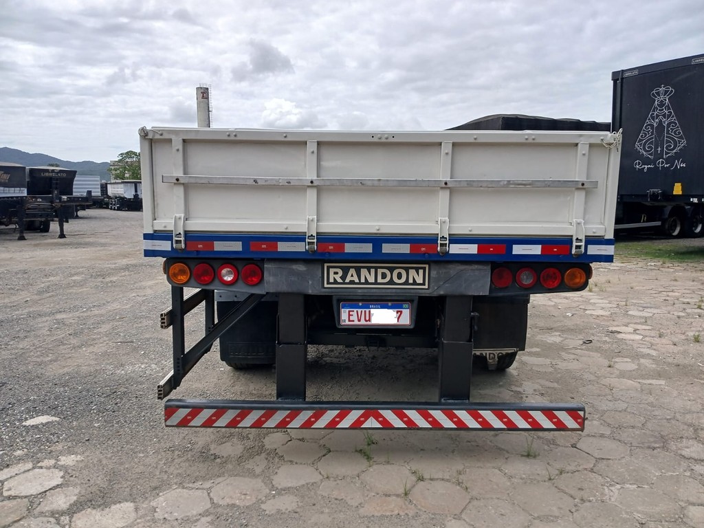 Carreta SEMI-REBOQUE CARGA SECA Randon ANO 2013 1+1+1 Vanderleia de Rodocatarina Implementos LTDA na Santa Catarina
