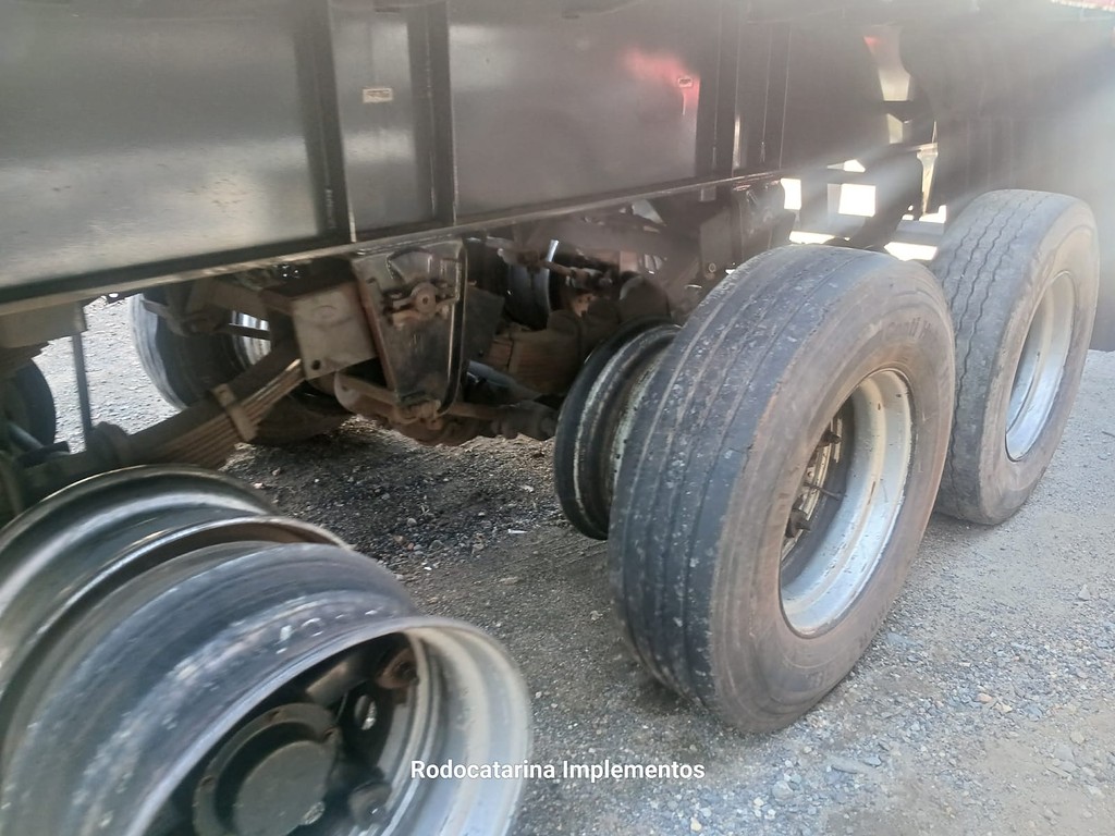Carreta SEMI-REBOQUE GRANELEIRO Guerra ANO 2011 3 Eixos de Rodocatarina Implementos LTDA na Santa Catarina