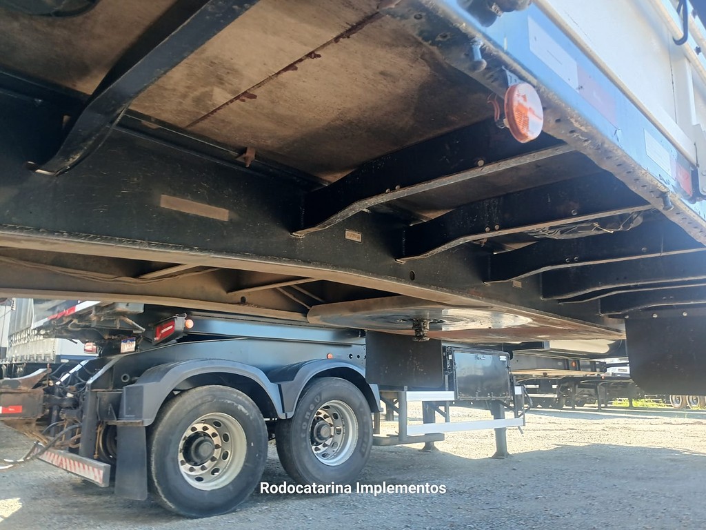 Carreta SEMI-REBOQUE GRANELEIRO Guerra ANO 2011 3 Eixos de Rodocatarina Implementos LTDA na Santa Catarina