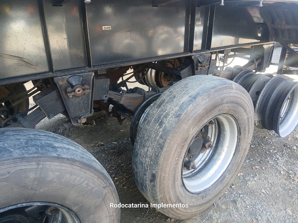 Carreta SEMI-REBOQUE GRANELEIRO Guerra ANO 2011 3 Eixos de Rodocatarina Implementos LTDA na Santa Catarina