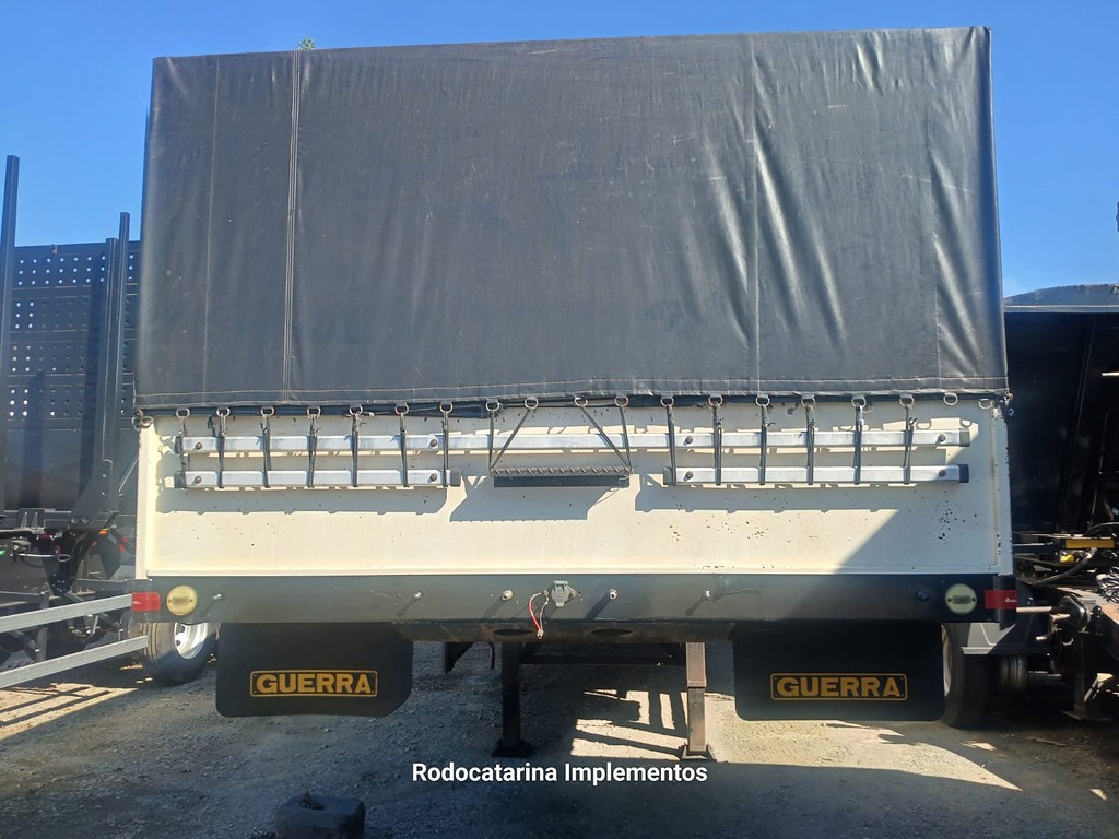 Carreta SEMI-REBOQUE GRANELEIRO Guerra ANO 2011 3 Eixos de Rodocatarina Implementos LTDA na Santa Catarina