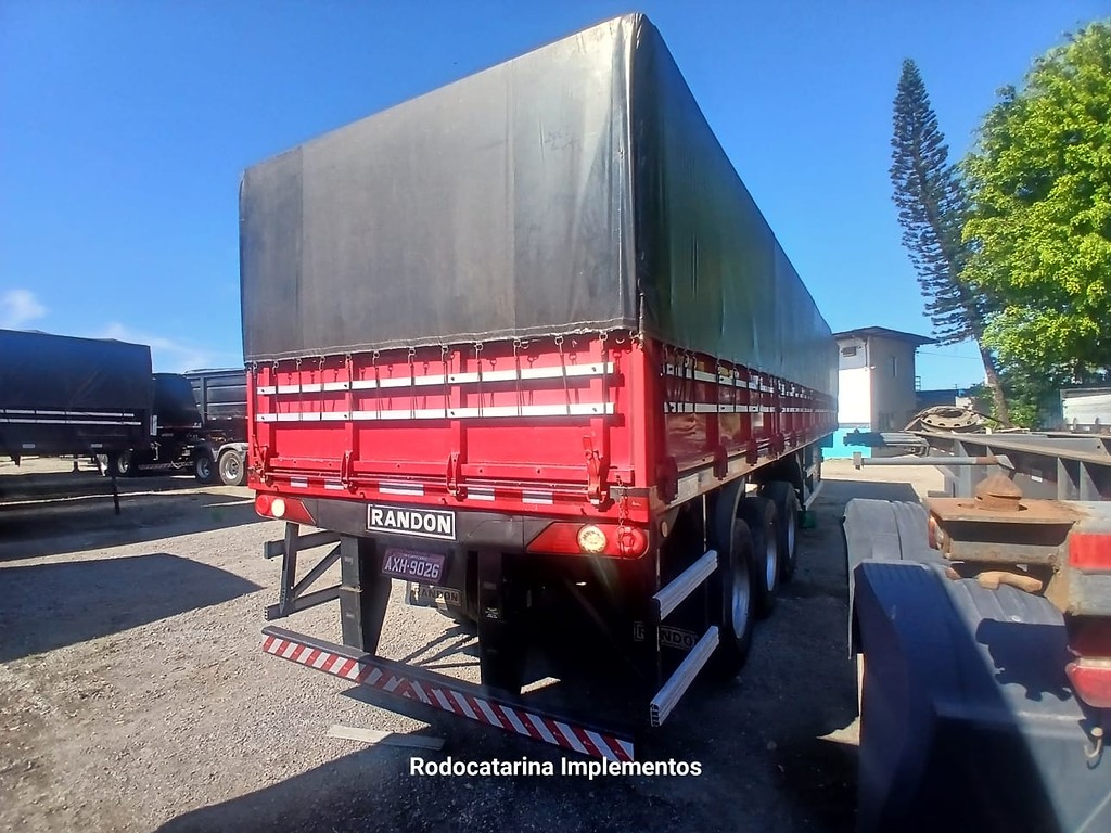 Carreta SEMI-REBOQUE GRANELEIRO Librelato ANO 2013 3 Eixos de Rodocatarina Implementos LTDA na Santa Catarina
