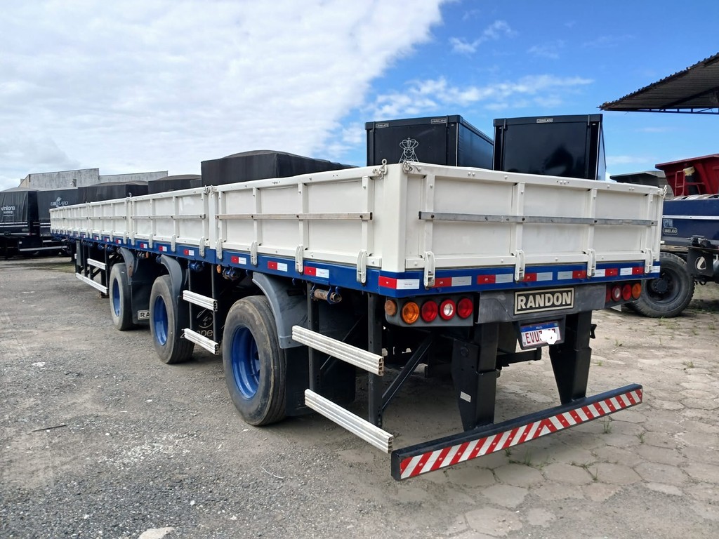 Carreta SEMI-REBOQUE CARGA SECA Randon ANO 2013 1+1+1 Vanderleia de Rodocatarina Implementos LTDA na Santa Catarina