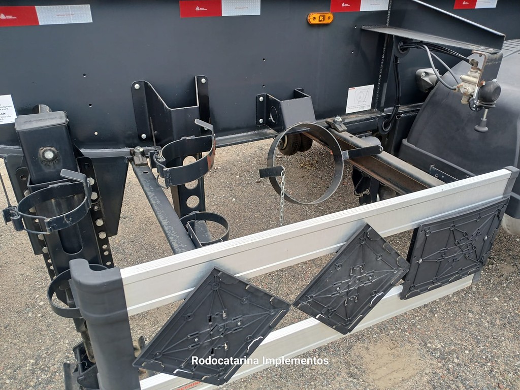 Carreta SEMI-REBOQUE PORTA-CONTAINER Facchini ANO 2021 2 Eixos de Rodocatarina Implementos LTDA na Santa Catarina