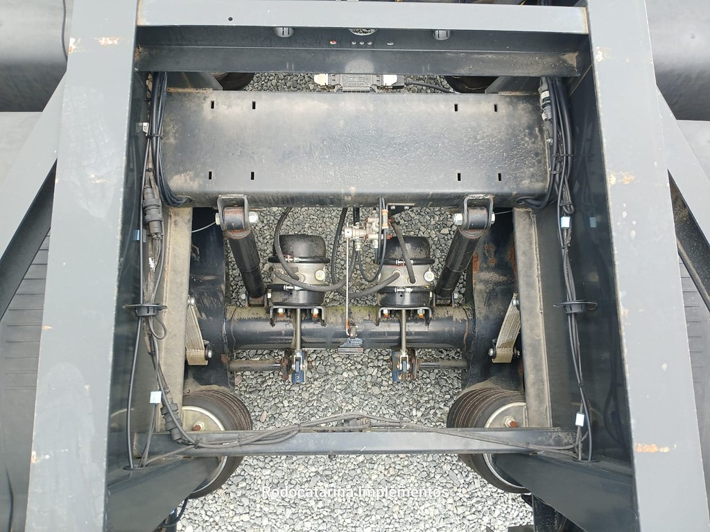 Carreta SEMI-REBOQUE PORTA-CONTAINER Facchini ANO 2021 2 Eixos de Rodocatarina Implementos LTDA na Santa Catarina