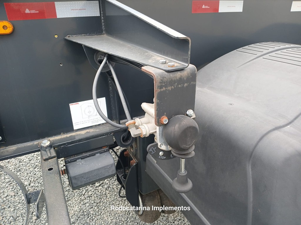 Carreta SEMI-REBOQUE PORTA-CONTAINER Facchini ANO 2021 2 Eixos de Rodocatarina Implementos LTDA na Santa Catarina