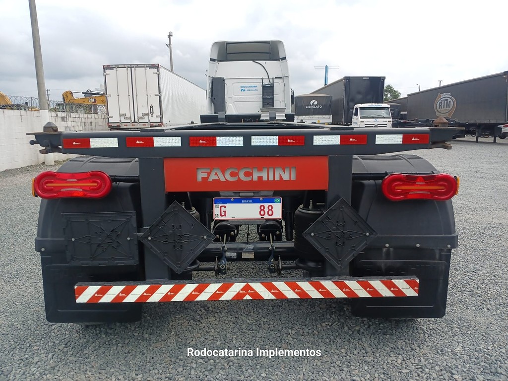 Carreta SEMI-REBOQUE PORTA-CONTAINER Facchini ANO 2021 2 Eixos de Rodocatarina Implementos LTDA na Santa Catarina