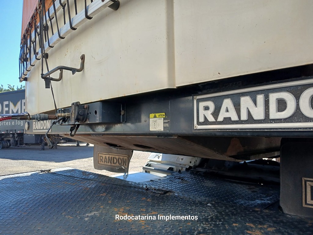 Carreta SEMI-REBOQUE GRANELEIRO Randon ANO 2015 1+1+1 Vanderleia de Rodocatarina Implementos LTDA na Santa Catarina