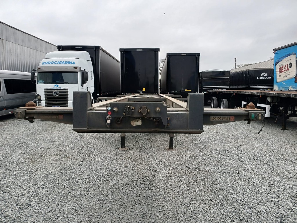 Carreta SEMI-REBOQUE PORTA-CONTAINER Rodofort ANO 2024 3 Eixos de Rodocatarina Implementos LTDA na Santa Catarina