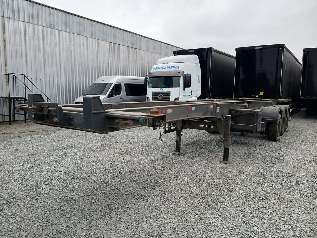 Carreta SEMI-REBOQUE PORTA-CONTAINER Rodofort ANO 2024 3 Eixos de Rodocatarina Implementos LTDA na Santa Catarina