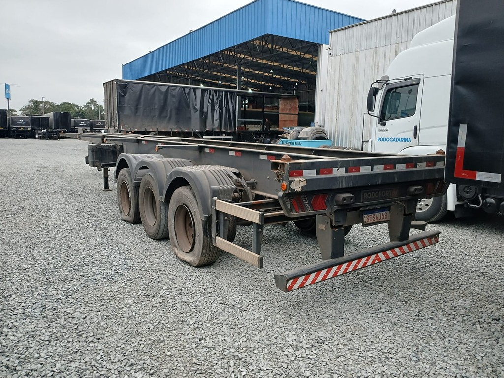 Carreta SEMI-REBOQUE PORTA-CONTAINER Rodofort ANO 2024 3 Eixos de Rodocatarina Implementos LTDA na Santa Catarina