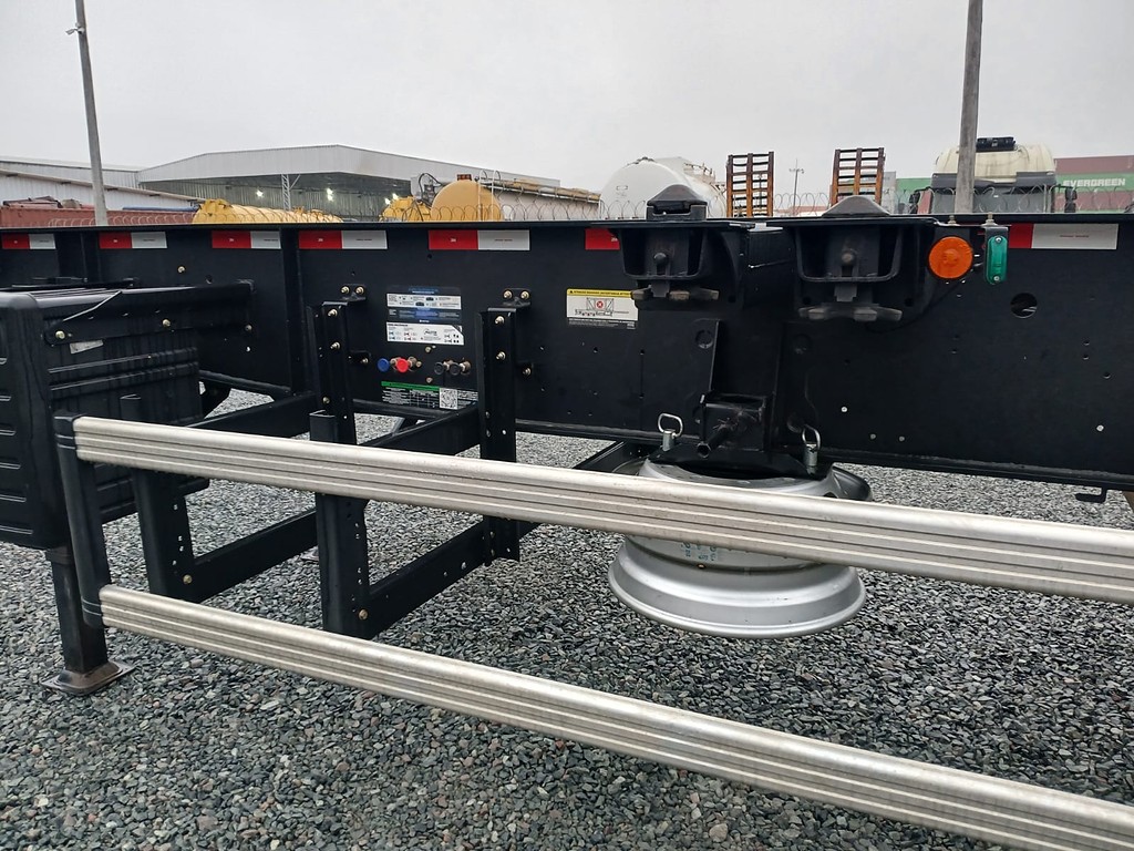 Carreta SEMI-REBOQUE PORTA-CONTAINER Randon ANO 2025 3 Eixos de Rodocatarina Implementos LTDA na Santa Catarina