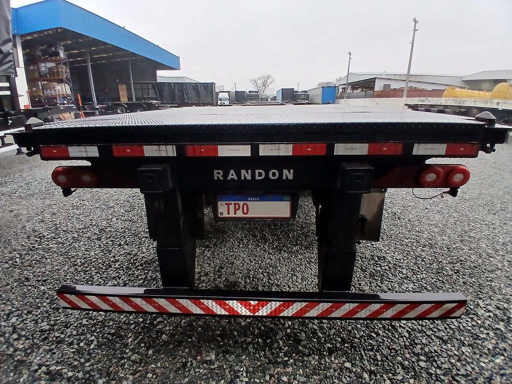Carreta SEMI-REBOQUE PORTA-CONTAINER Randon ANO 2025 3 Eixos de Rodocatarina Implementos LTDA na Santa Catarina