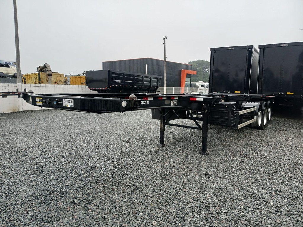 Carreta SEMI-REBOQUE PORTA-CONTAINER Randon ANO 2025 3 Eixos de Rodocatarina Implementos LTDA na Santa Catarina