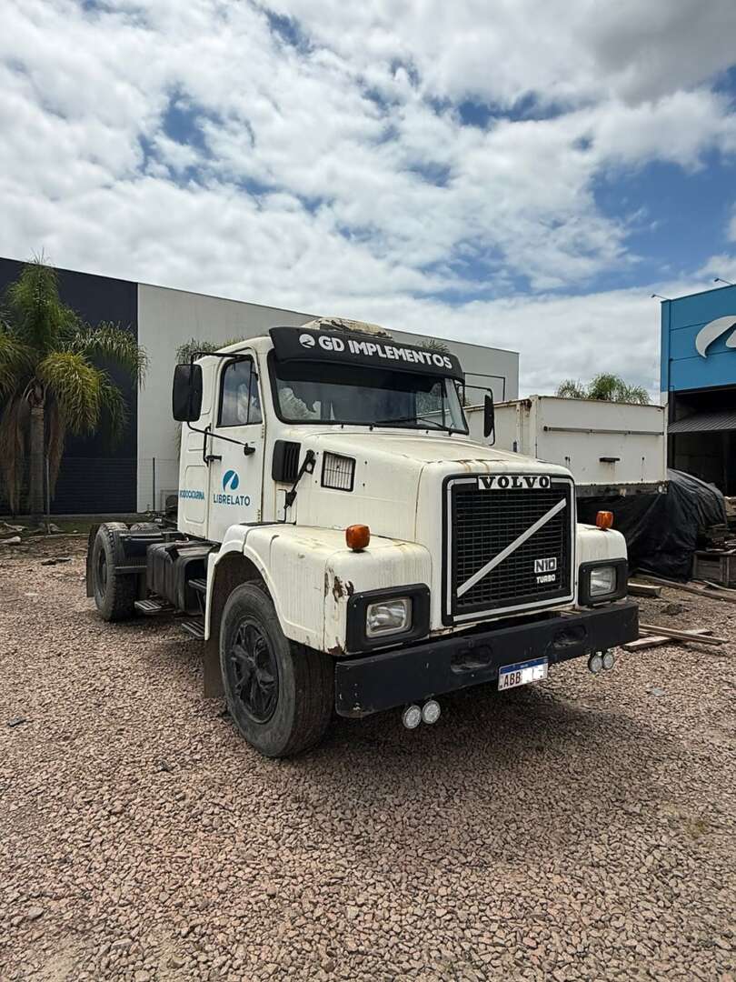 Caminhão VOLVO N10 Cavalo Mecânico ANO 1988 de Rodocatarina Implementos LTDA na Santa Catarina