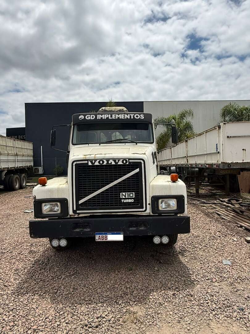 Caminhão VOLVO N10 Cavalo Mecânico ANO 1988 de Rodocatarina Implementos LTDA na Santa Catarina
