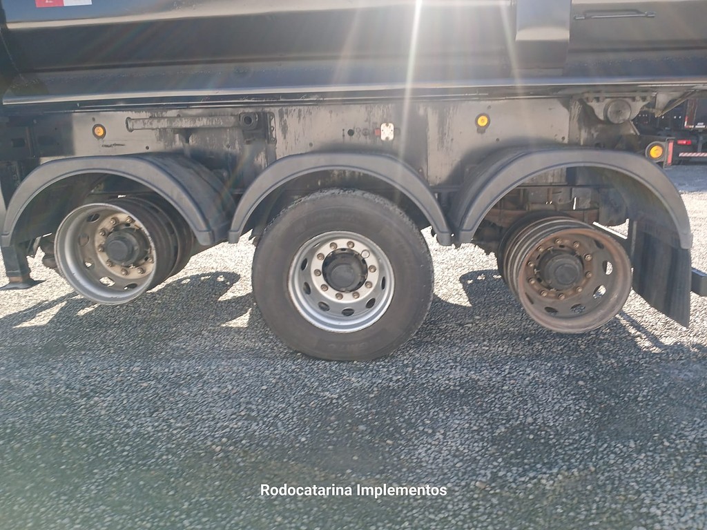Carreta SEMI-REBOQUE BASCULANTE Rosseti ANO 2023 1 Eixo de Rodocatarina Implementos LTDA na Santa Catarina