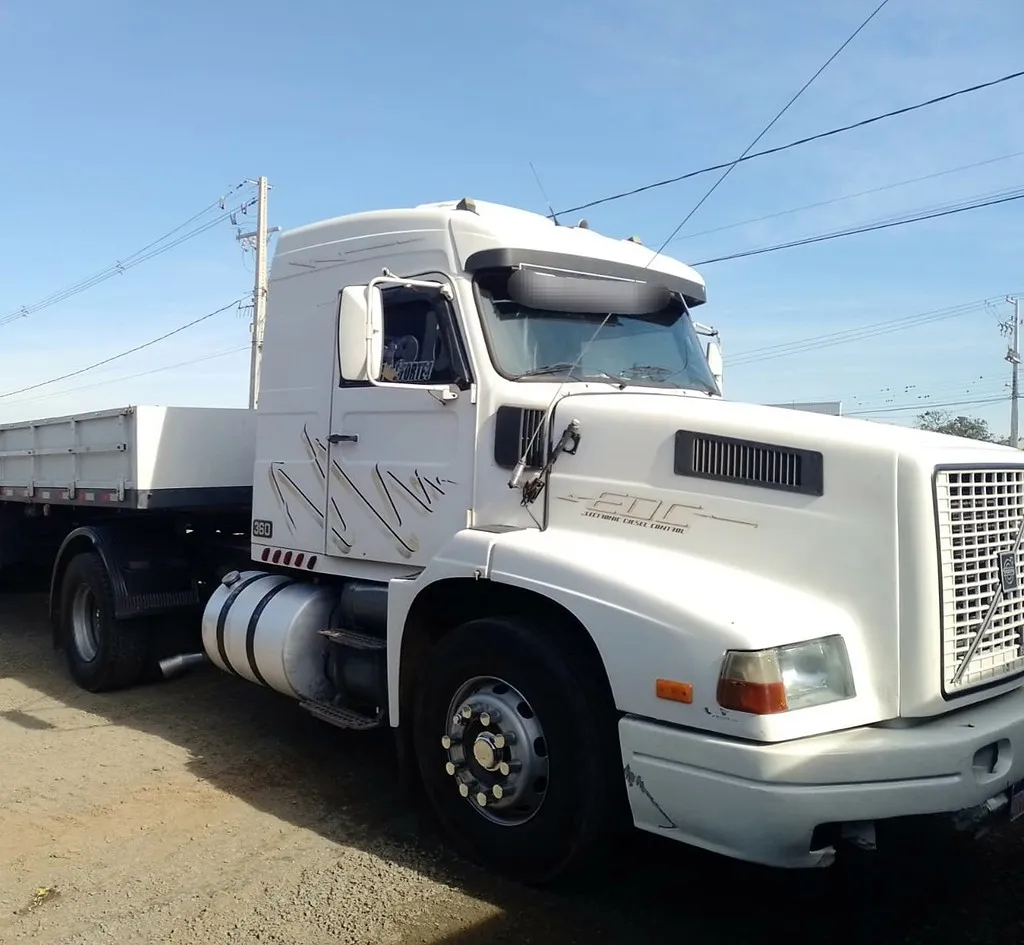 Caminhão VOLVO NL12 360 Cavalo Mecânico ANO 98 de Cristhian Caminhões no Paraná