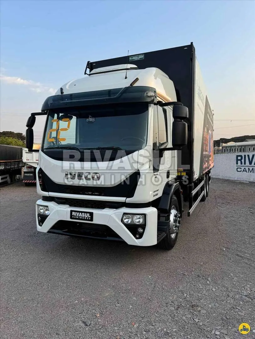 Caminhão IVECO TECTOR 24 300 Baú Sider ANO 2022 de Rivasul Caminhões no Paraná