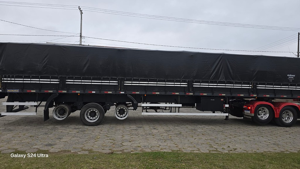 Carreta SEMI-REBOQUE GRANELEIRO Recrusul ANO 2021 3 Eixos de Stoco Caminhões no Paraná