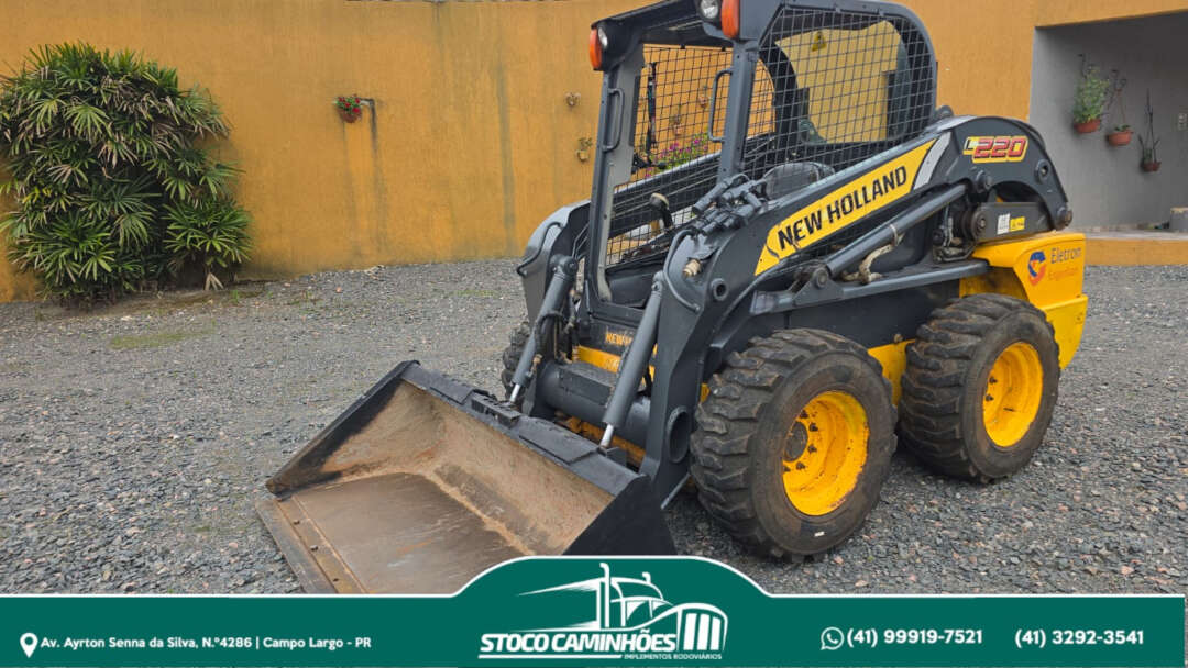 MINI CARREGADEIRA NEW HOLLAND L220 LOADER ANO 2012 de Stoco Caminhões no Paraná
