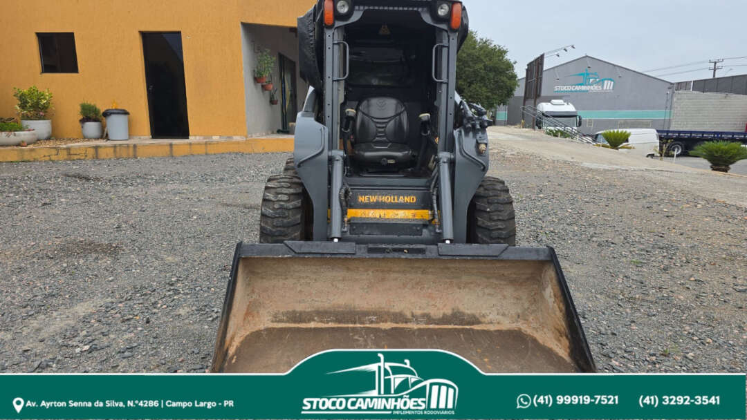 MINI CARREGADEIRA NEW HOLLAND L220 LOADER ANO 2012 de Stoco Caminhões no Paraná