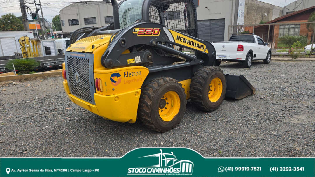 MINI CARREGADEIRA NEW HOLLAND L220 LOADER ANO 2012 de Stoco Caminhões no Paraná