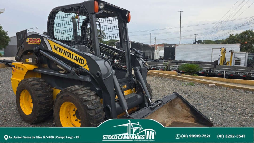 MINI CARREGADEIRA NEW HOLLAND L220 LOADER ANO 2012 de Stoco Caminhões no Paraná