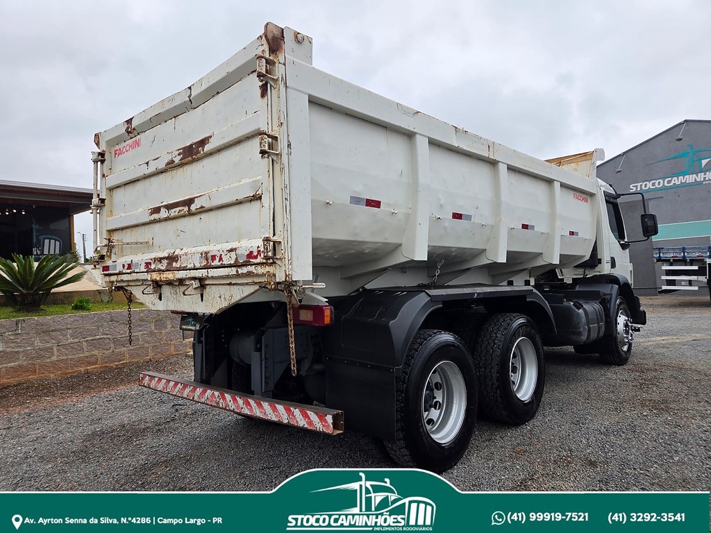 Caminhão VOLVO VM 260 Caçamba Basculante ANO 2011 de Stoco Caminhões no Paraná