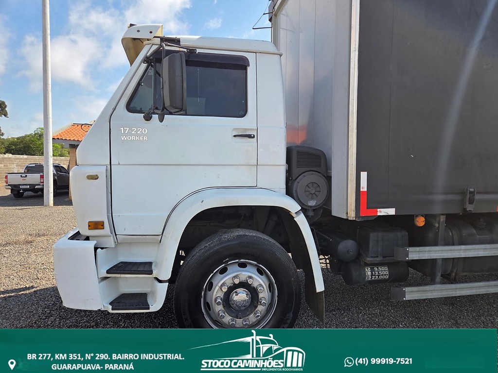 Caminhão VOLKSWAGEN VW 17220 Baú Sider ANO 2002 de Stoco Caminhões no Paraná